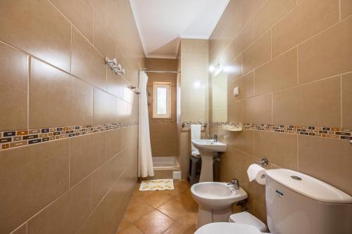 a bathroom with a toilet and a sink at Casa Bege T1 in Burgau