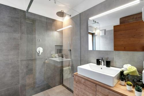 a bathroom with a sink and a shower at Appartement Sonnlicht Pfalzen in Falzes