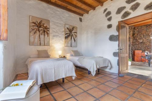 a room with two beds in a room at El Rincón de Guatisea in San Bartolomé