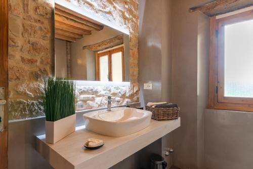 a bathroom with a sink and a mirror at Casa Biffoli - Bucine in Bucine