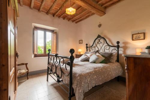 a bedroom with a bed and a window at Casa Biffoli - Bucine in Bucine