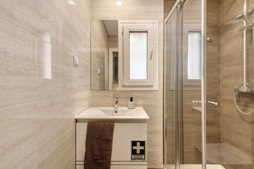 a bathroom with a sink and a shower at Sunset Holiday Home in Fernao Ferro