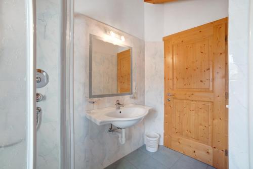 a bathroom with a sink and a mirror at Ferienwohnungen Zwick Valarga in Malles Venosta