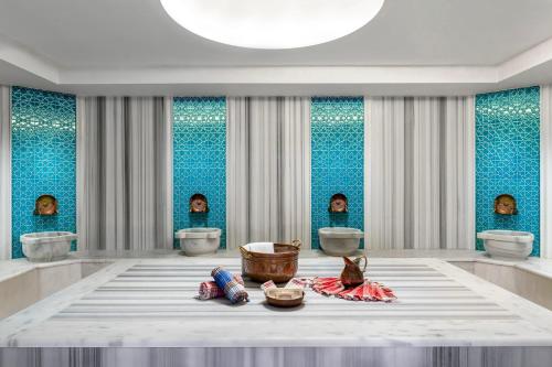a room with three people in the bathroom at Sile Gonen Hotel in Şile
