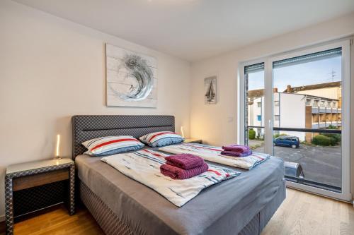 a bedroom with a bed with two pillows on it at Ferienwohnung Moin am Meer in Scharbeutz