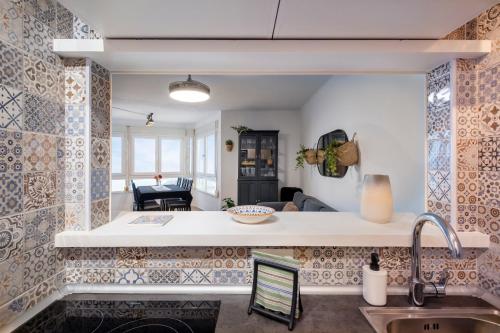 a kitchen with blue and white tiles on the wall at Apartamento vistas playa Torrox A73 in Torrox