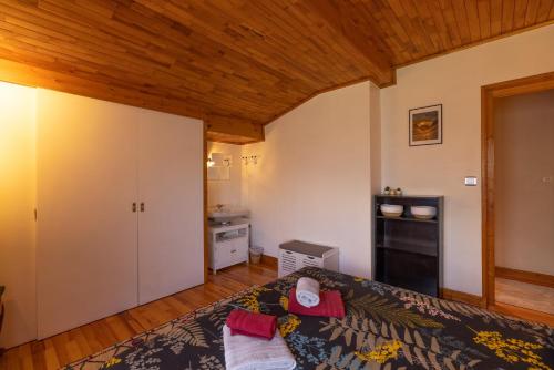 a small bedroom with a bed and a kitchen at Chalet Le Margouillat in Les Houches