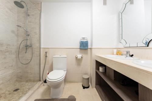a bathroom with a toilet and a shower and a sink at Mi Capricho Calahonda in Mijas