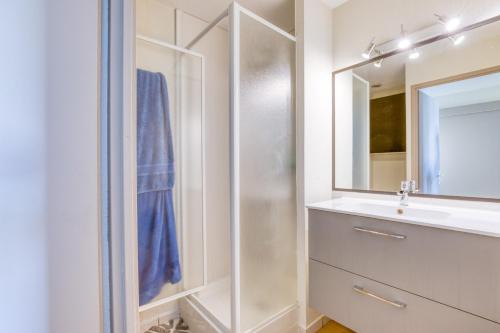 a bathroom with a sink and a mirror at Le Mas de la Mer in Frontignan