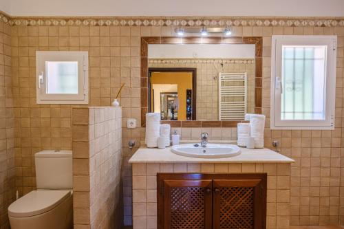 a bathroom with a sink and a toilet and a mirror at Shangri-la in Santa Eularia des Riu