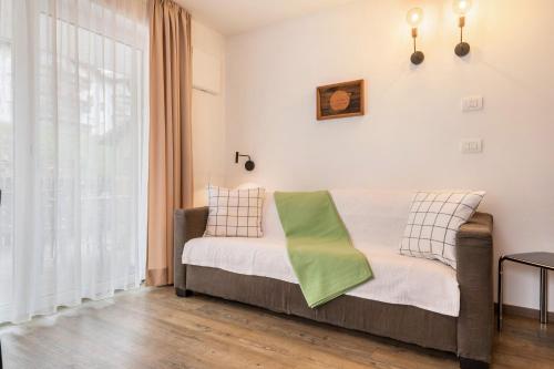 a bedroom with a bed and a window at Apartment Cater Residence Bun Ste in San Vigilio Di Marebbe