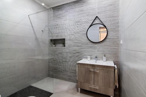 a bathroom with a sink and a mirror at Casa Anzol in Fuzeta