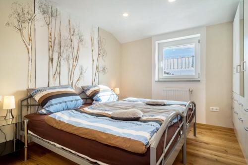 a bedroom with a bed and a window at Ferienwohnung Reck in Aulendorf