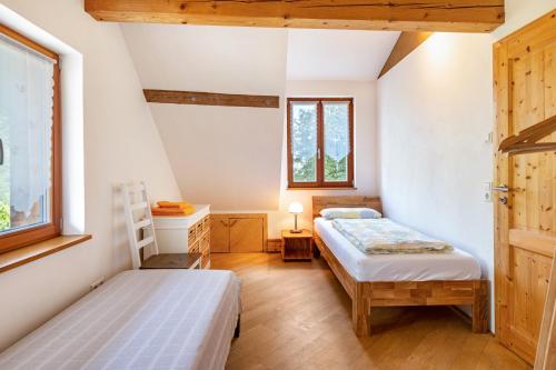 a bedroom with two beds and a window at Hof Wegwarte in Weilheim