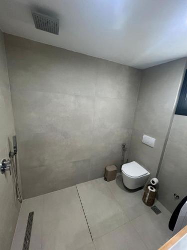 a bathroom with a toilet in a room at Villa Manuel in Bajkaj