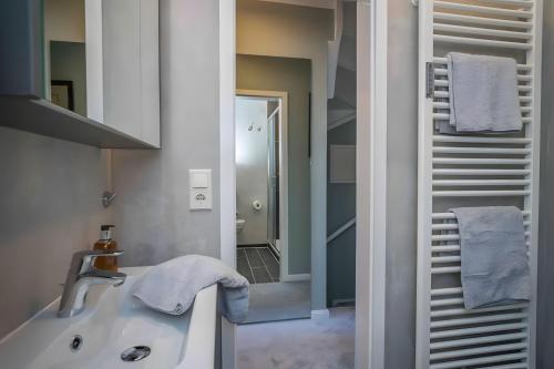 a bathroom with a sink and a mirror at Tolle Wohnung mit Sonnenbalkon in Wenningstedt
