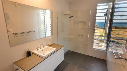 Kylpyhuone majoituspaikassa Antechamber Bay Retreats