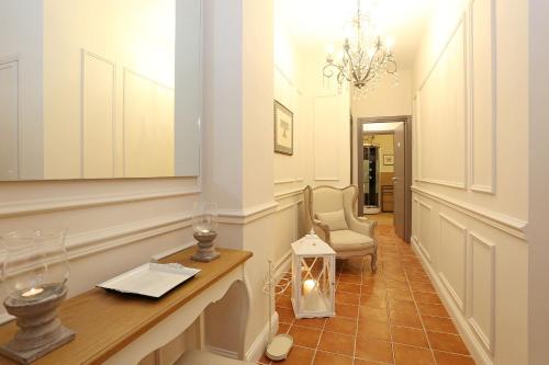 corridoio con tavolo, sedie e specchio di Casa Ponte Sisto Guesthouse a Roma