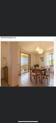 a living room with a table and a dining room at Casa Vacanza Sa Petra Ruja B in Siniscola