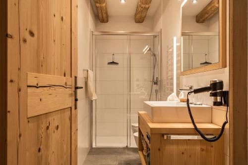 a bathroom with a sink and a shower at Hatzeshof Blumenwiese in Laion