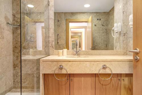 a bathroom with a sink and a shower at Apartamento T2 Vilasol Morgadinho in Vilamoura