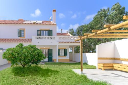 a view of a house from the yard at Casa Nelson e Esperanca in Vila Nova de Milfontes