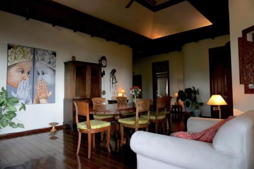 Ruang duduk di Gunung Paradis Retreat