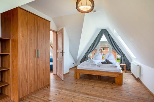 a bedroom with a bed and a window at Altes Fischerhaus II in Cuxhaven