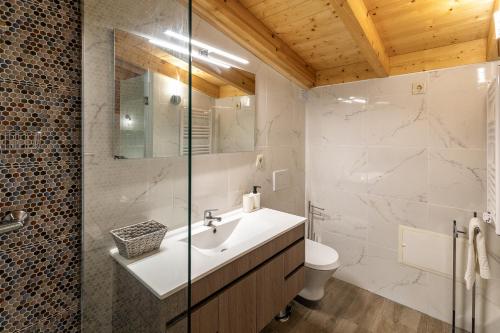 a bathroom with a white sink and a toilet at Villa Rodrigues in Boliqueime