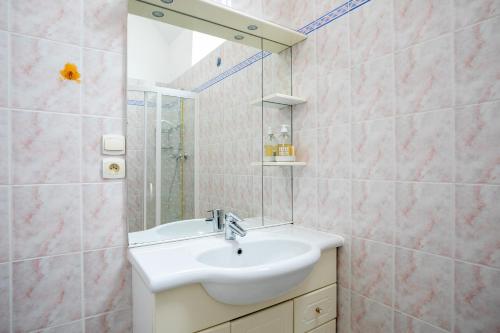 a bathroom with a sink and a shower at Gîte Ty Nevez in Lanvellec