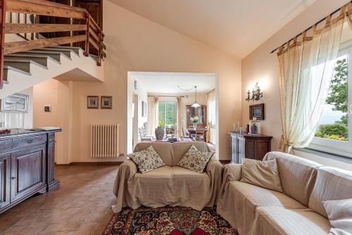 a living room with a couch and a table at Villa L'incompiuta in Gattaia