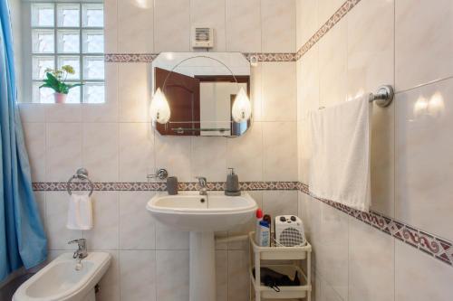 a bathroom with a sink and a mirror at Apartamento Maria in Canhas