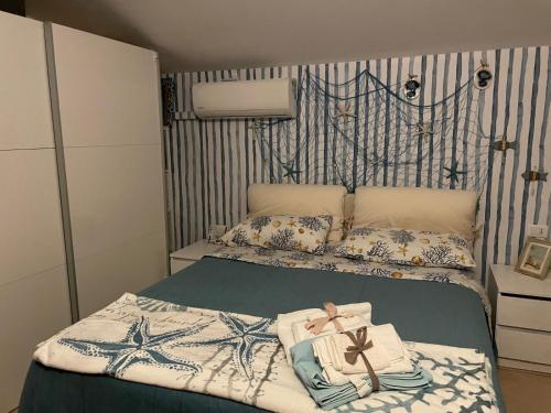 a bedroom with a bed with two towels on it at Casa Dina Blu alle Morge in Torino di Sangro