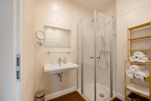 a bathroom with a sink and a shower at Alte Stadtvilla am Weinberg 4 in Traben-Trarbach
