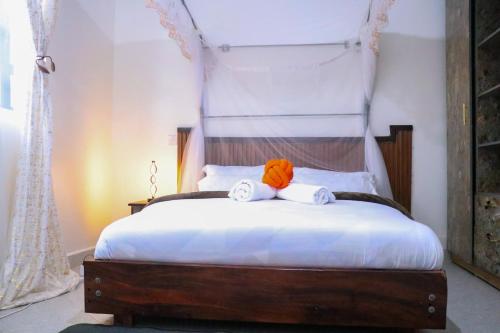 ein Schlafzimmer mit einem Bett, auf dem zwei Handtücher liegen in der Unterkunft Els BnB in Bungoma