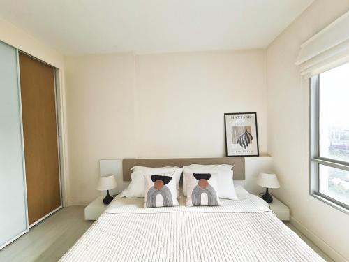two people sitting on a bed in a bedroom at Diamond in Bangkok
