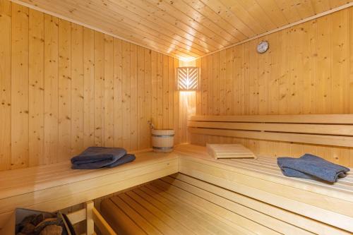 a wooden sauna with two blue towels in it at Ferienhaus Diemelblick in Heringhausen
