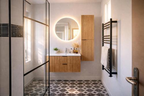 a bathroom with a sink and a mirror at Entre Nature et Océan in Commequiers