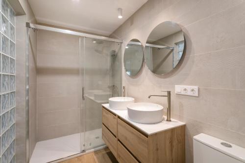 a bathroom with two sinks and a shower at Bungalow 213 in Alicante
