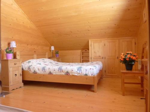 a bedroom with a bed in a log cabin at Chalet Garrigue aux Orres in Les Orres