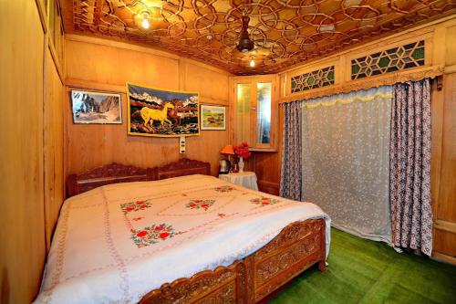 ein Schlafzimmer mit einem Bett in einem Zimmer in der Unterkunft Golden Crest DALLAKE in Srinagar