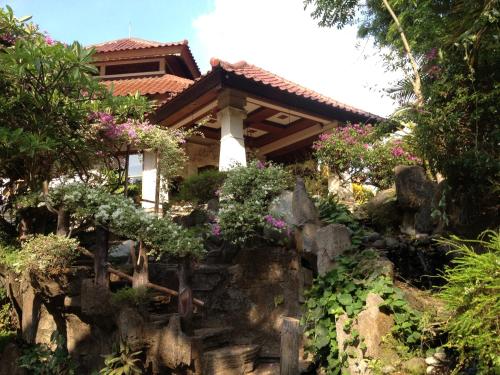 Taman di luar Gunung Paradis Retreat