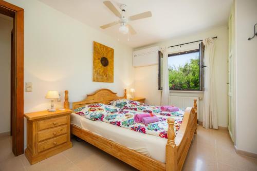 ein Schlafzimmer mit einem Bett und einem Fenster in der Unterkunft Finca Soliva in Capdepera