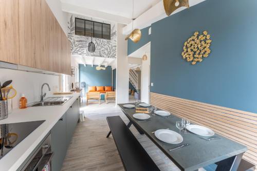 a kitchen and dining room with a table and chairs at Villa Rénovée, 5min Plage in Seignosse