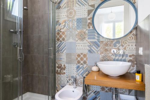 a bathroom with a sink and a shower at Villa Heraia con piscina in Marina di Ragusa