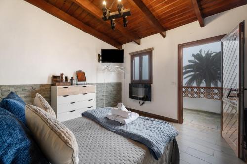 a bedroom with a bed and a tv and a mirror at Casa Cruz De Tierno in Agulo