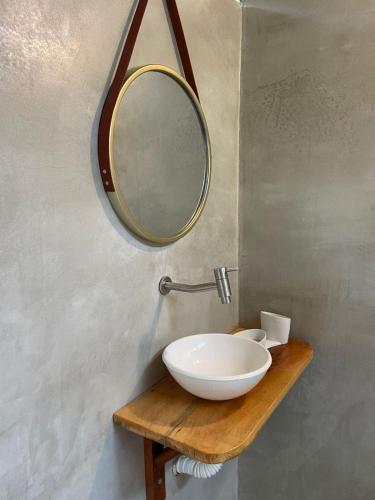 a bathroom with a sink and a mirror at Tatajuba guest house Casa Pascual in Tatajuba