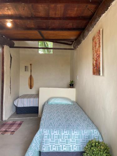 a small bedroom with a bed in a room at Tatajuba guest house Casa Pascual in Tatajuba