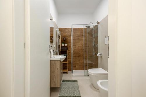 ein Badezimmer mit Dusche, Toilette und Waschbecken in der Unterkunft Lovi Room in Capaci