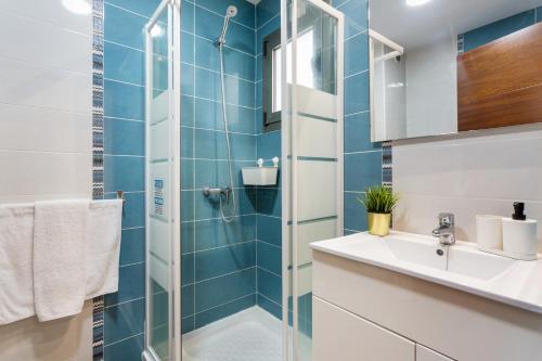 a bathroom with a glass shower and a sink at Apartamento Rolycar 102 in Icod de los Vinos